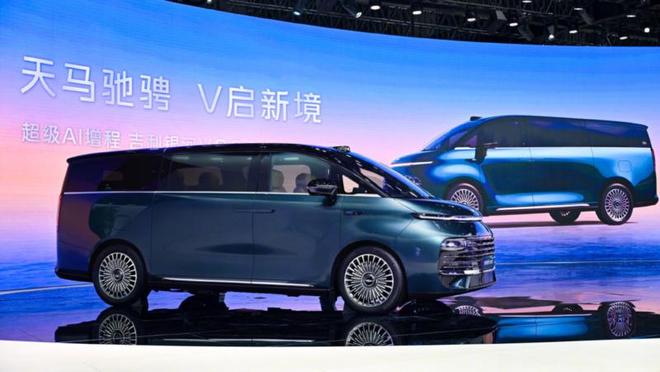 世界纪录 载客42人刷新MPV空间纪录不