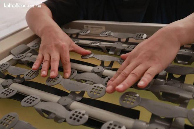 +乐德飞翼=户外移动睡眠美术馆？不朽情缘跨界审美实验：奔驰露营车(图2)